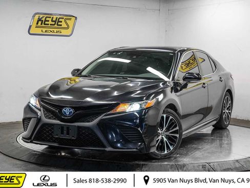 Used 2020 Toyota Camry SE w/ Sunroof Package FWD image 1