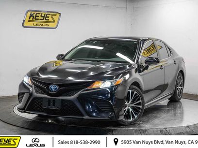 Used 2020 Toyota Camry SE w/ Sunroof Package