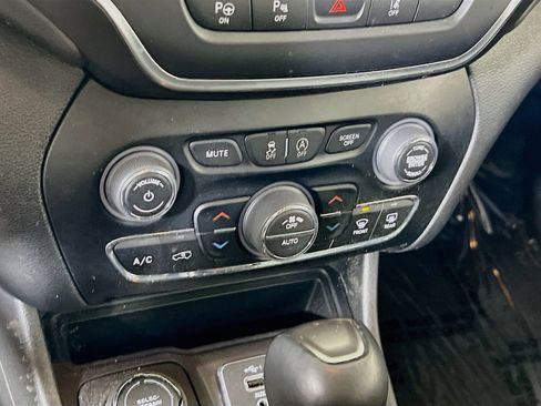 Used 2023 Jeep Cherokee Altitude Lux image 16