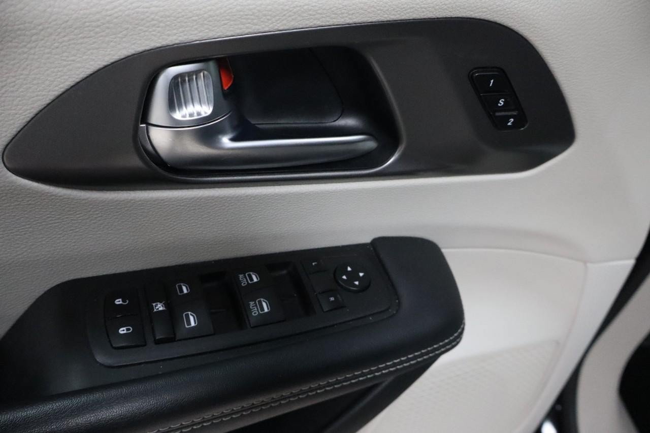 Used 2023 Chrysler Pacifica Touring-L FWD image 11
