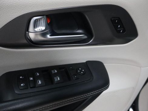 Used 2023 Chrysler Pacifica Touring-L FWD image 11