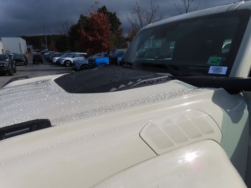 New 2025 Ford Bronco Raptor image 7