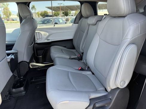 Used 2025 Toyota Sienna XLE FWD image 13