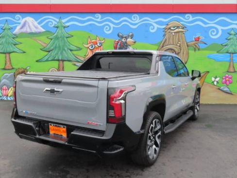 Certified 2025 Chevrolet Silverado EV RST AWD/4WD image 3