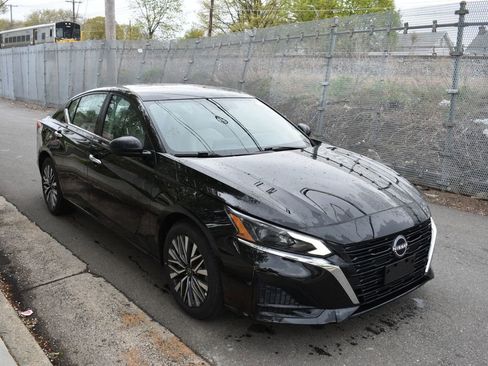 Used 2025 Nissan Altima 2.5 SV FWD image 4