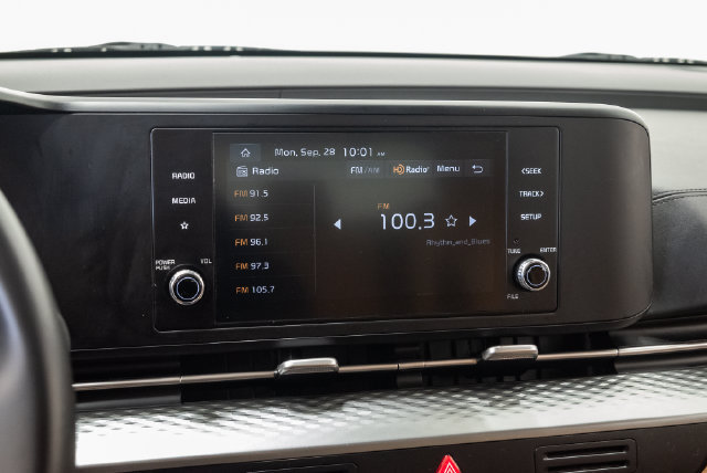 Used 2024 Kia Carnival LX FWD image 16