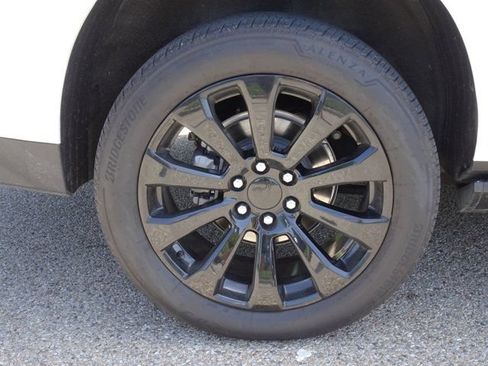 Used 2024 Chevrolet Suburban Premier w/ Advanced Technology Package AWD/4WD image 28