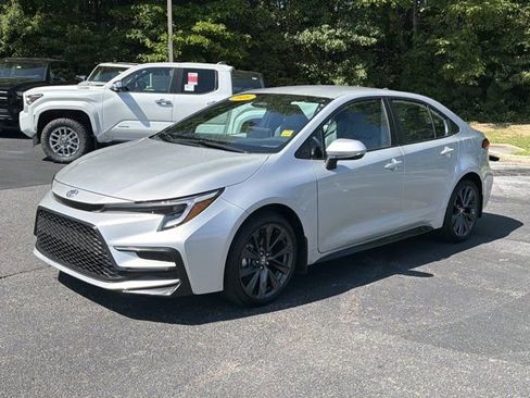 Used 2026 Toyota Corolla SE w/ SE Package FWD image 3
