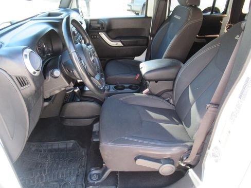 Used 2017 Jeep Wrangler Unlimited Sahara w/ Connectivity Group AWD/4WD image 17