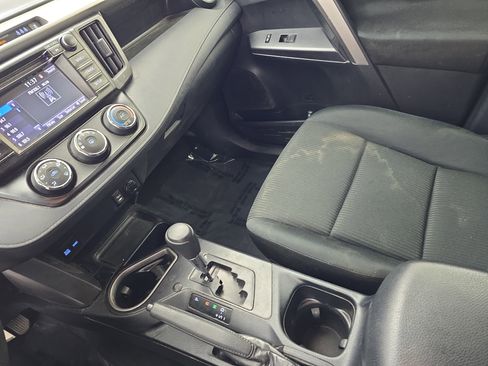 Used 2018 Toyota RAV4 LE image 22