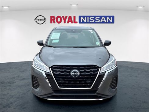 Used 2025 Nissan Kicks Play S image 2