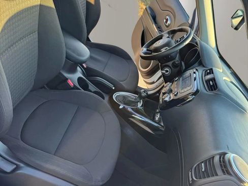 Used 2014 Kia Soul ! FWD image 9