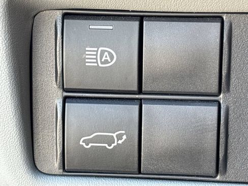 Used 2021 Toyota Highlander XLE AWD/4WD image 16