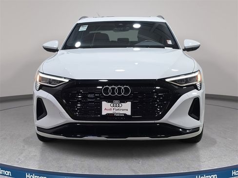 Used 2024 Audi Q8 e-tron Premium image 3