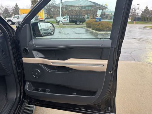 Used 2024 Ford Expedition Limited image 30
