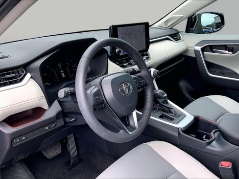 Used 2025 Toyota RAV4 Limited FWD image 18