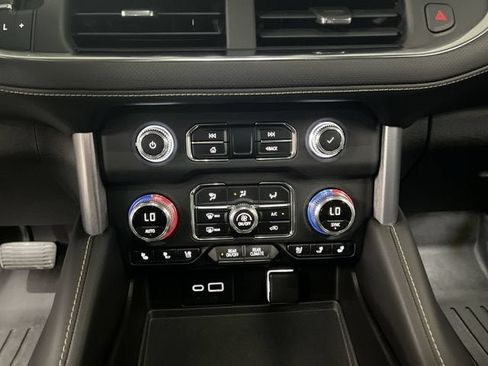 Certified 2021 GMC Yukon XL SLT w/ SLT Premium Package AWD/4WD image 17