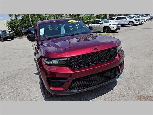 Used 2023 Jeep Grand Cherokee Altitude image 29