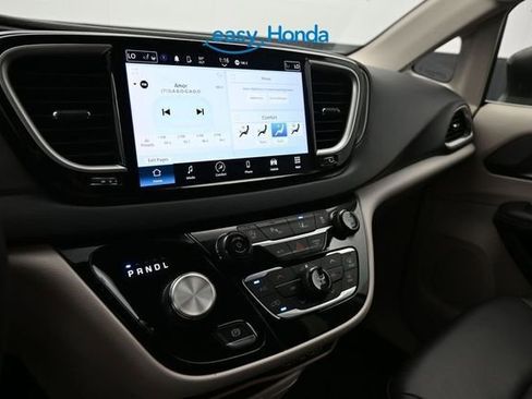 Used 2023 Chrysler Pacifica Touring-L FWD image 11