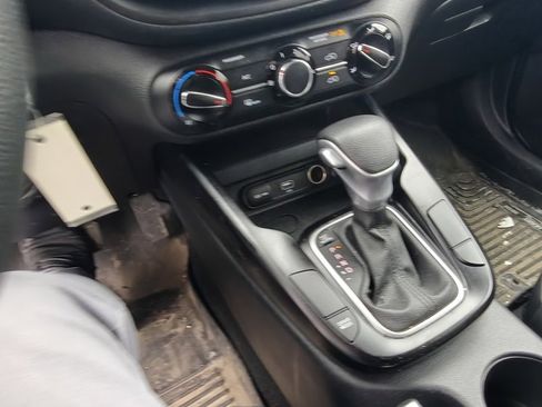 Used 2022 Kia Soul LX image 16