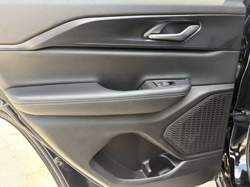 Used 2025 Jeep Grand Cherokee Altitude RWD image 23