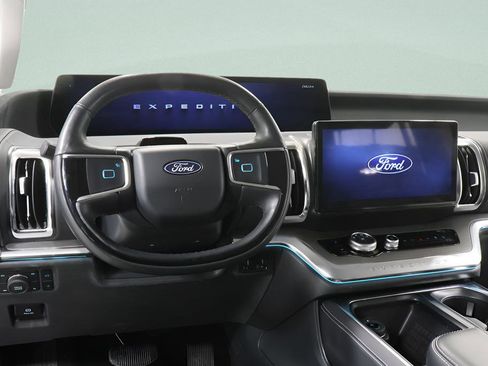 Used 2025 Ford Expedition Platinum image 10