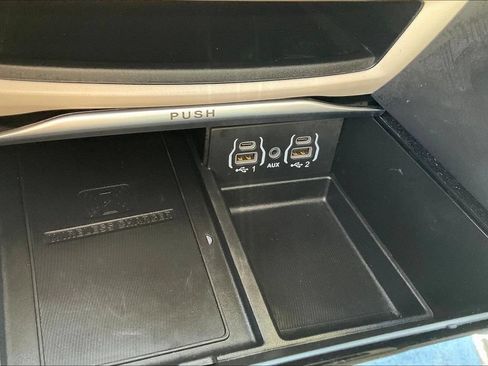 Used 2023 Chrysler Pacifica Limited FWD image 33