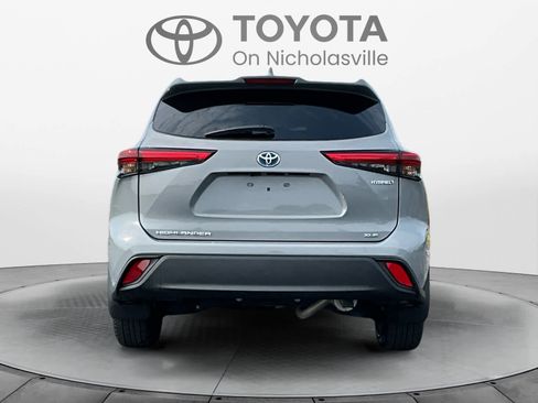 Used 2023 Toyota Highlander Bronze Edition FWD image 4