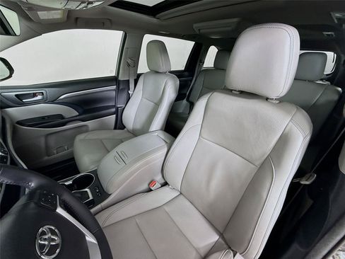 Used 2018 Toyota Highlander Limited w/ Carpet Mat Package (TMS) AWD/4WD image 5