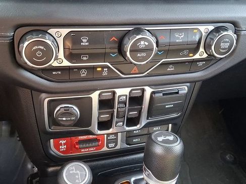 Used 2024 Jeep Wrangler Unlimited Rubicon AWD/4WD image 15