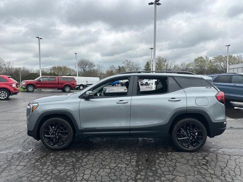 Used 2023 GMC Terrain SLE w/ Driver Convenience Package image 5