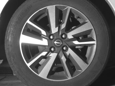 Used 2025 Nissan Versa SV FWD image 16