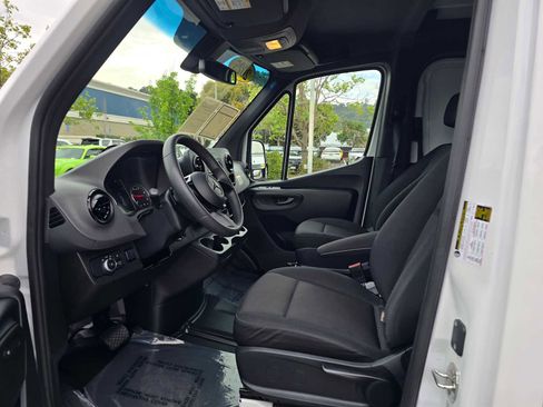 Used 2025 Mercedes-Benz Sprinter 2500 image 20