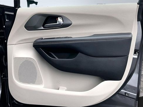 Used 2023 Chrysler Pacifica Touring-L image 23