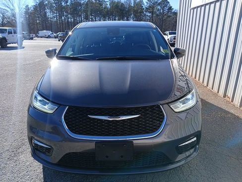 Used 2023 Chrysler Pacifica Touring-L image 8