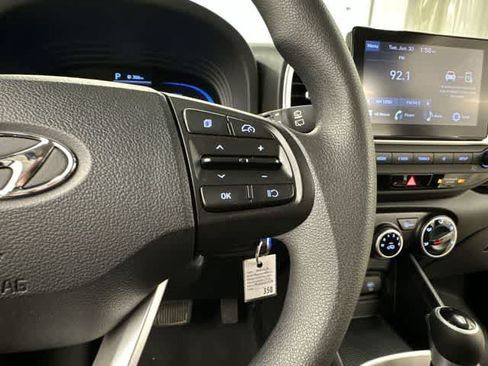 Used 2023 Hyundai Venue SE FWD image 9