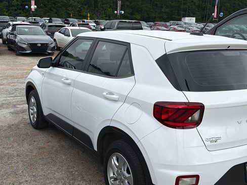 Used 2025 Hyundai Venue SE FWD image 6