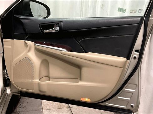 Used 2013 Toyota Camry XLE image 12