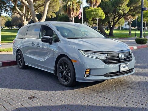 Used 2023 Honda Odyssey Sport image 3