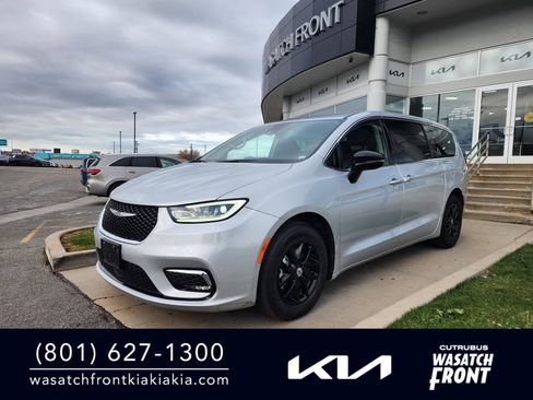 Used 2024 Chrysler Pacifica Touring-L image 1