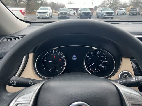 Used 2016 Nissan Rogue SV image 19