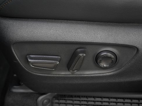 Used 2025 Toyota Sienna Platinum image 30