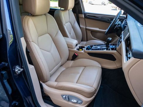 Used 2022 Porsche Macan w/ Premium Package Plus AWD/4WD image 28