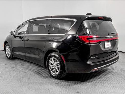 Used 2024 Chrysler Pacifica Touring-L image 4