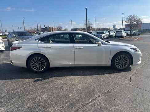Used 2025 Lexus ES 300h w/ Luxury Package image 2