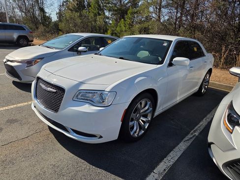 Used 2018 Chrysler 300 Touring L image 3