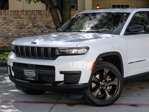 Used 2023 Jeep Grand Cherokee L Laredo image 13