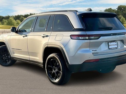 New 2025 Jeep Grand Cherokee Altitude image 3