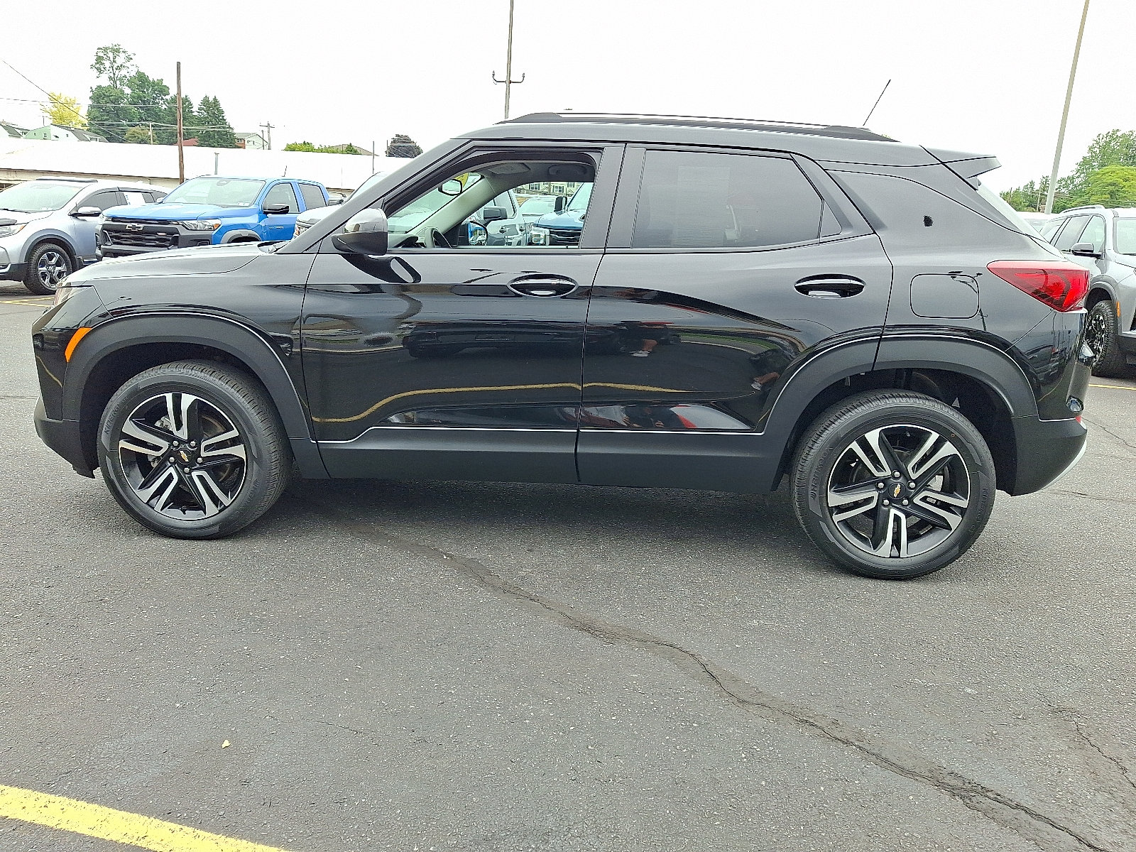 Used 2023 Chevrolet TrailBlazer LT w/ Convenience Package AWD/4WD image 2