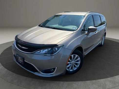 Used 2017 Chrysler Pacifica Touring-L image 2